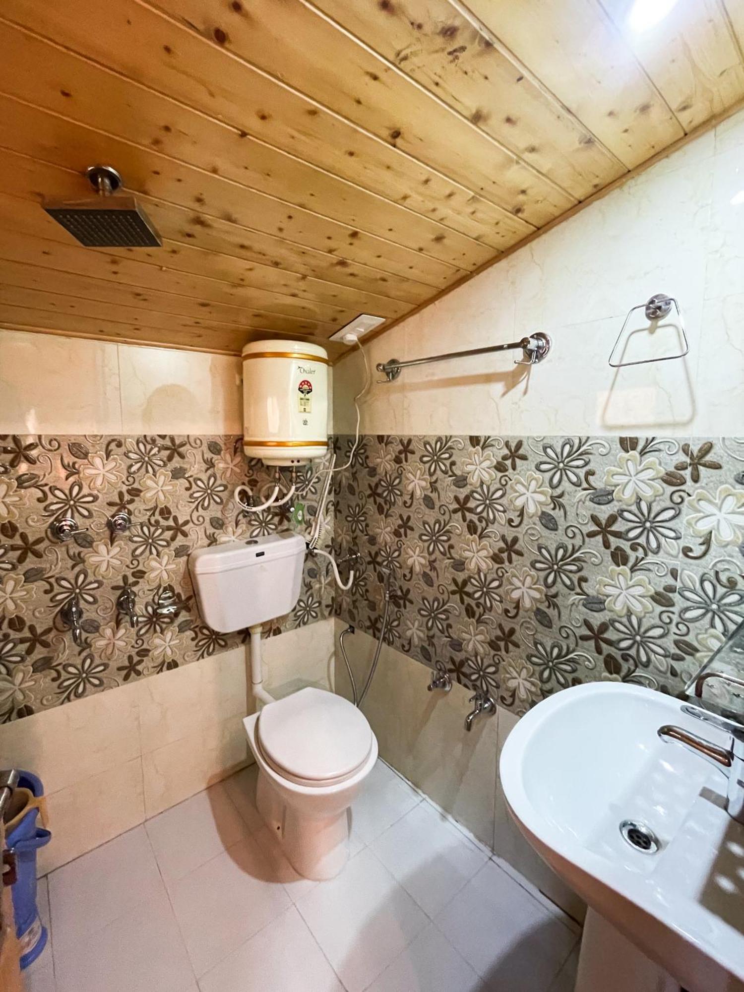 Singing Woods Kutla Hotel กูลู ภายนอก รูปภาพ